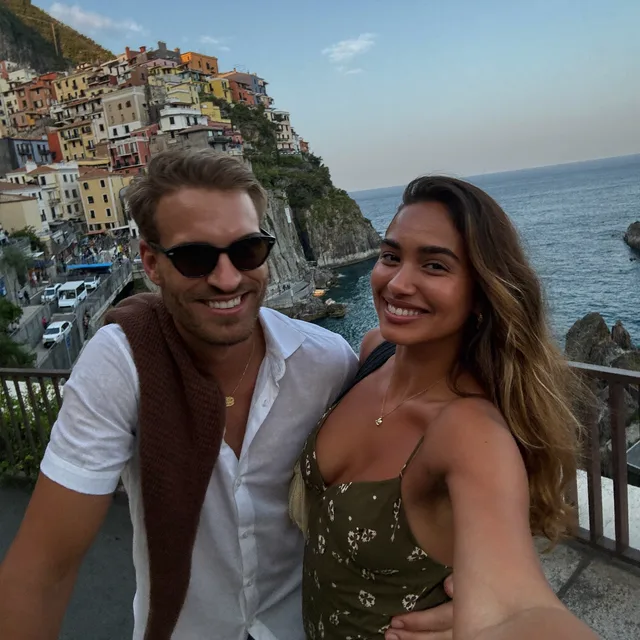 Casal brasileiro em lua de mel no litoral de Cinque Terre